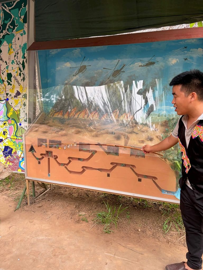 guide showing cu chi tunnels model