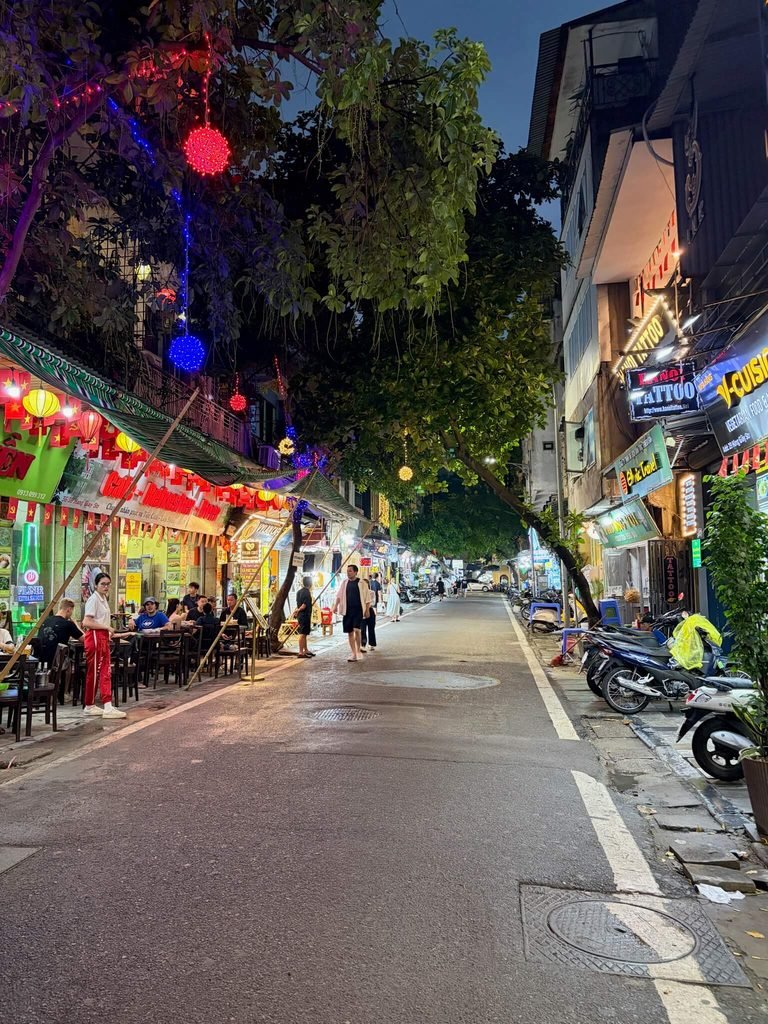 hanoi street at night